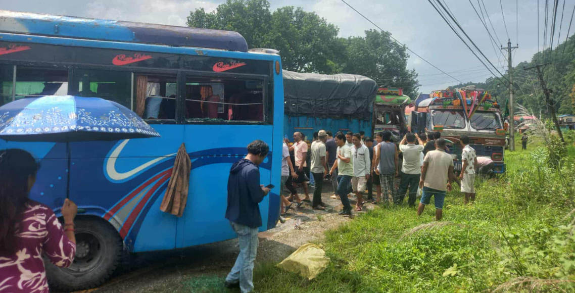 बस, ट्रक र ट्याङ्कर एकापसमा ठोक्किँदा ३१ जना घाइते