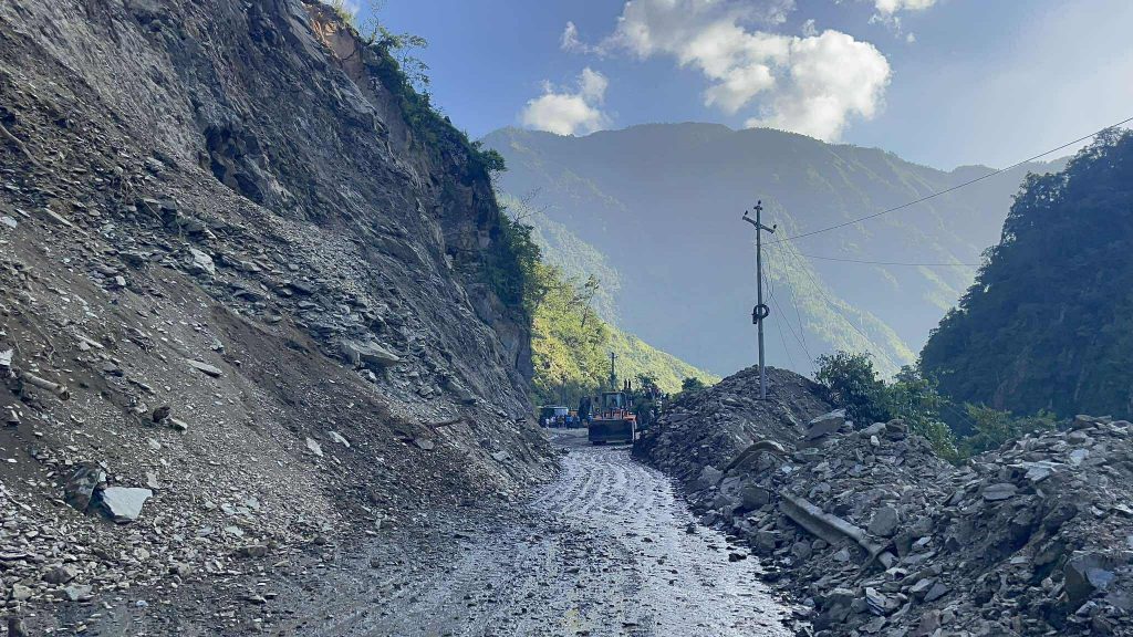 नागढुङ्गाबाट काठमाडौ भित्रिने पृथ्वी राजमार्ग अबरूद्ध